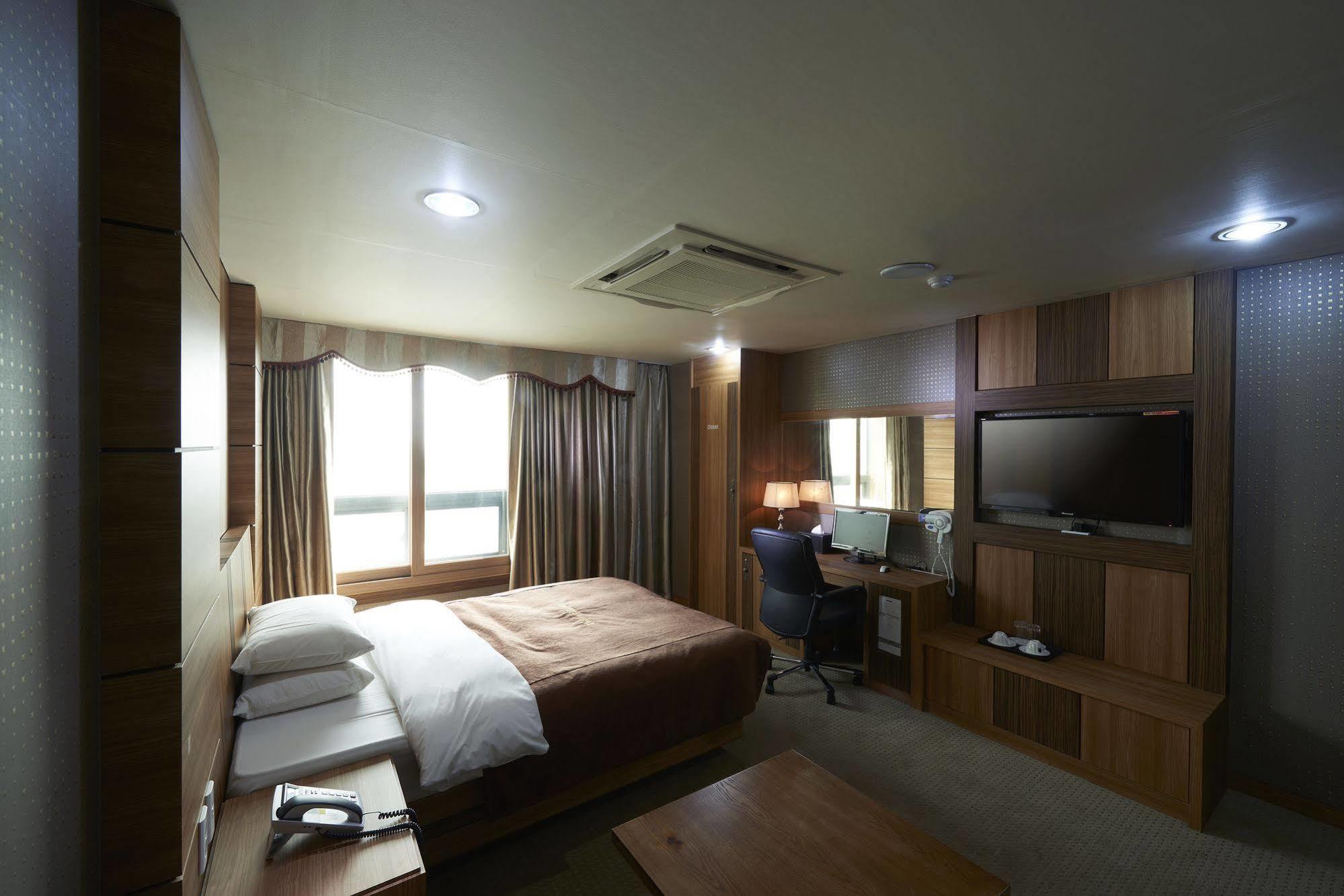 Benikea Premier Hotel Siheung Exterior foto